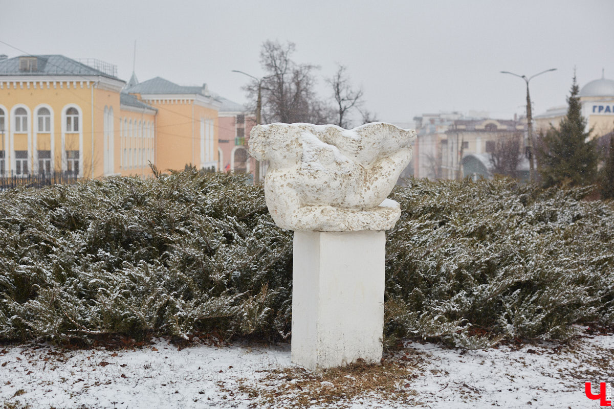Белокаменные скульптуры под внезапным мартовским снегом обретают особое очарование. Уверены, многие жители древней столицы не раз задумывались о значении необычных статуй недалеко от Золотых ворот. Что же это за символы? Мы попытались разобраться.