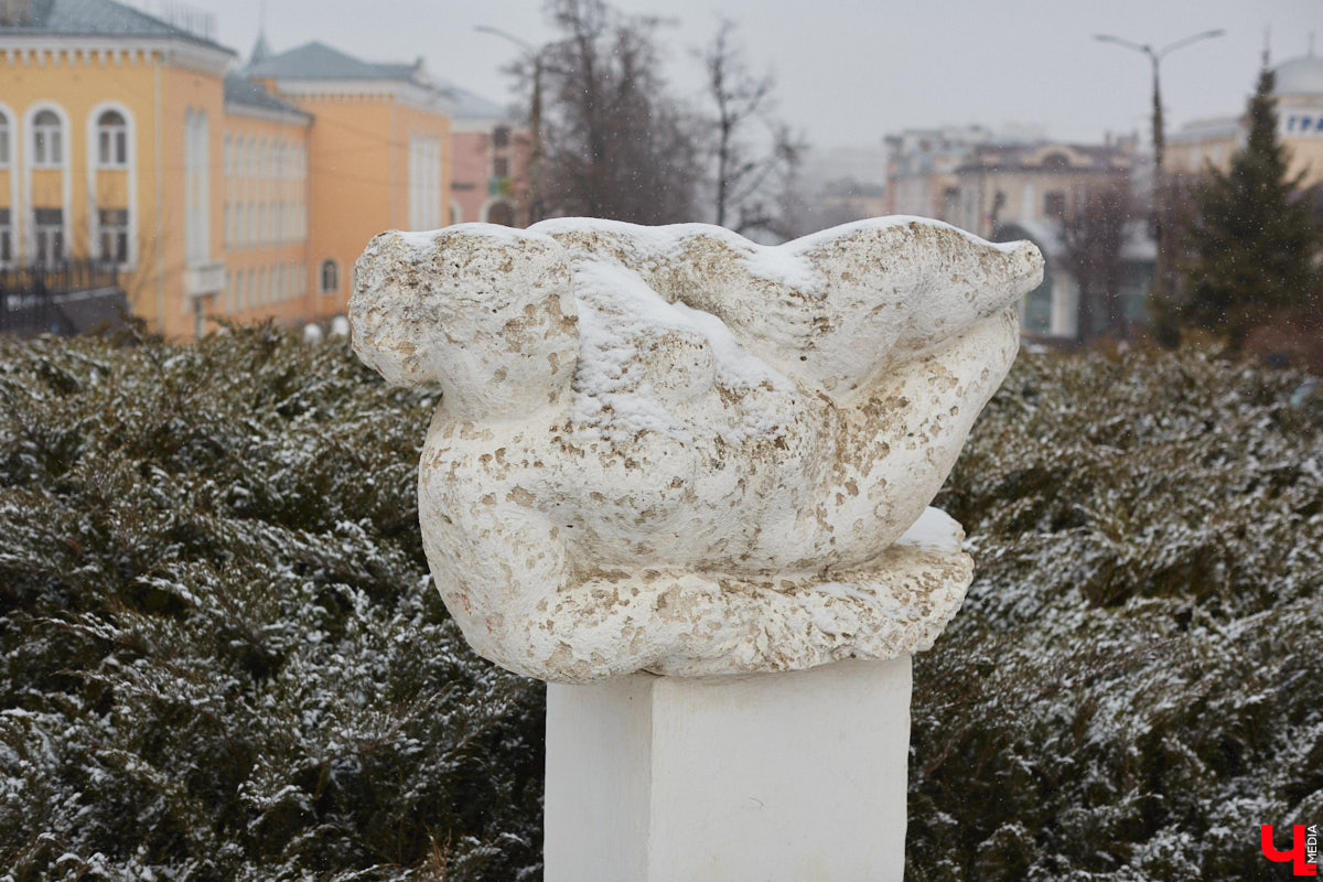 Белокаменные скульптуры под внезапным мартовским снегом обретают особое очарование. Уверены, многие жители древней столицы не раз задумывались о значении необычных статуй недалеко от Золотых ворот. Что же это за символы? Мы попытались разобраться.