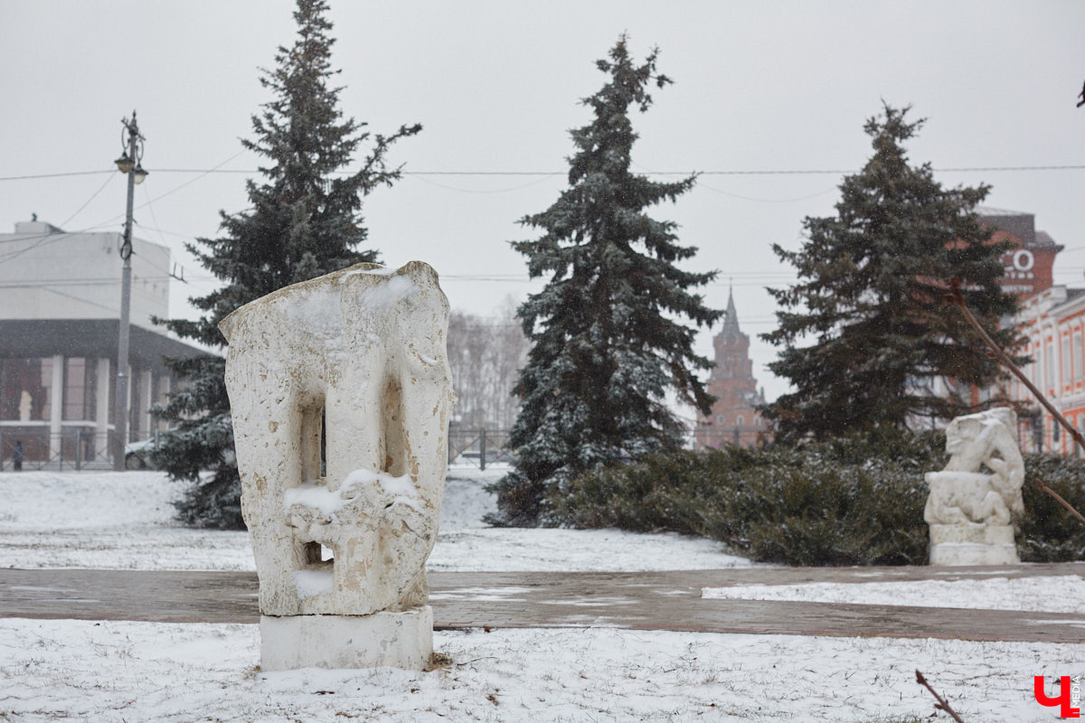 Белокаменные скульптуры под внезапным мартовским снегом обретают особое очарование. Уверены, многие жители древней столицы не раз задумывались о значении необычных статуй недалеко от Золотых ворот. Что же это за символы? Мы попытались разобраться.