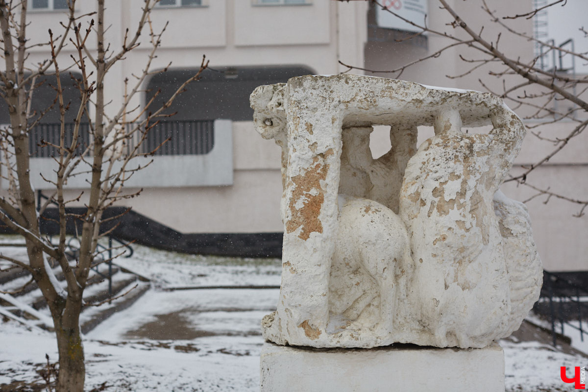 Белокаменные скульптуры под внезапным мартовским снегом обретают особое очарование. Уверены, многие жители древней столицы не раз задумывались о значении необычных статуй недалеко от Золотых ворот. Что же это за символы? Мы попытались разобраться.