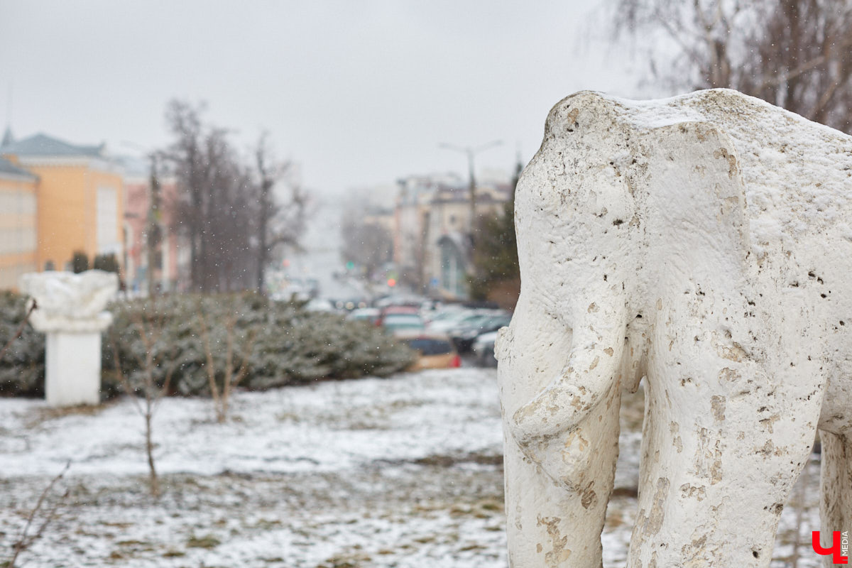 Белокаменные скульптуры под внезапным мартовским снегом обретают особое очарование. Уверены, многие жители древней столицы не раз задумывались о значении необычных статуй недалеко от Золотых ворот. Что же это за символы? Мы попытались разобраться.
