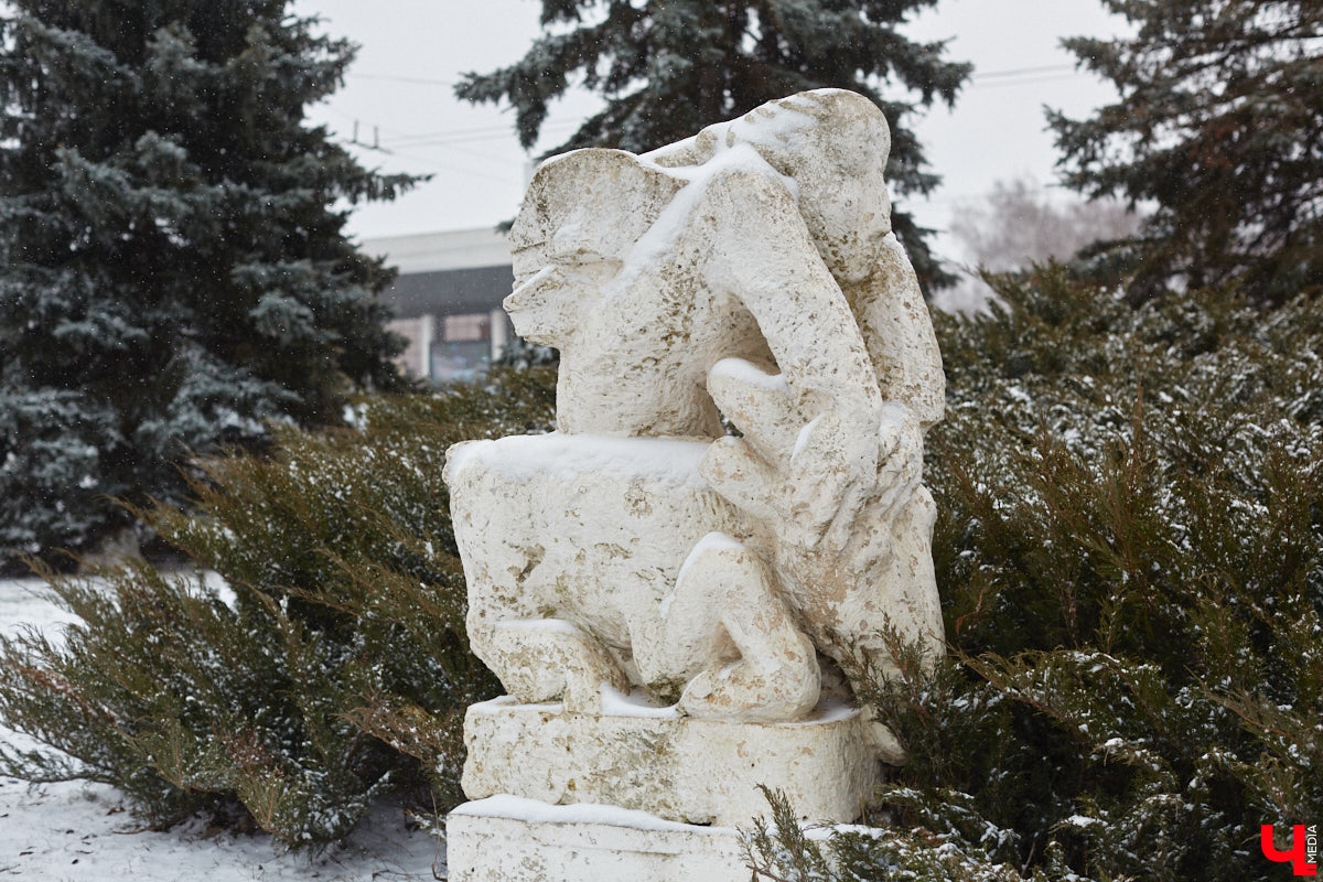 Белокаменные скульптуры под внезапным мартовским снегом обретают особое очарование. Уверены, многие жители древней столицы не раз задумывались о значении необычных статуй недалеко от Золотых ворот. Что же это за символы? Мы попытались разобраться.