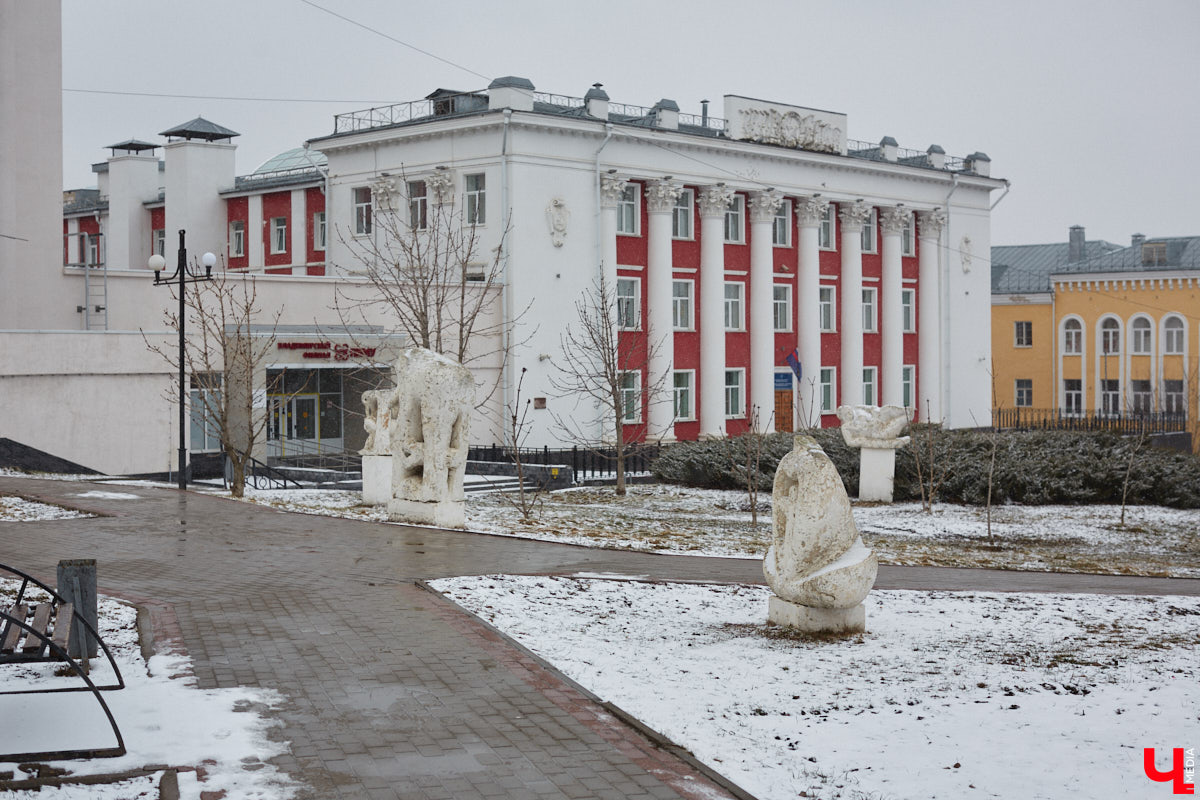 Белокаменные скульптуры под внезапным мартовским снегом обретают особое очарование. Уверены, многие жители древней столицы не раз задумывались о значении необычных статуй недалеко от Золотых ворот. Что же это за символы? Мы попытались разобраться.