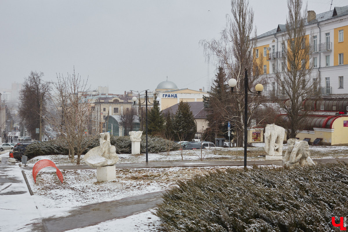 Белокаменные скульптуры под внезапным мартовским снегом обретают особое очарование. Уверены, многие жители древней столицы не раз задумывались о значении необычных статуй недалеко от Золотых ворот. Что же это за символы? Мы попытались разобраться.