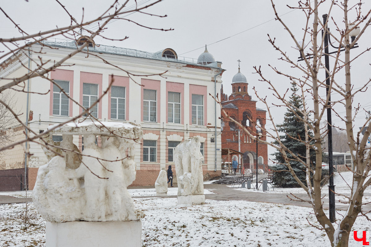 Белокаменные скульптуры под внезапным мартовским снегом обретают особое очарование. Уверены, многие жители древней столицы не раз задумывались о значении необычных статуй недалеко от Золотых ворот. Что же это за символы? Мы попытались разобраться.