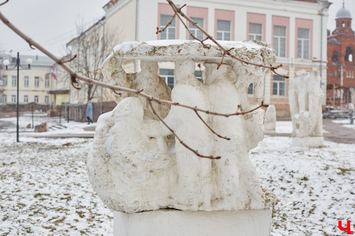 Белокаменные скульптуры под внезапным мартовским снегом обретают особое очарование. Уверены, многие жители древней столицы не раз задумывались о значении необычных статуй недалеко от Золотых ворот. Что же это за символы? Мы попытались разобраться.