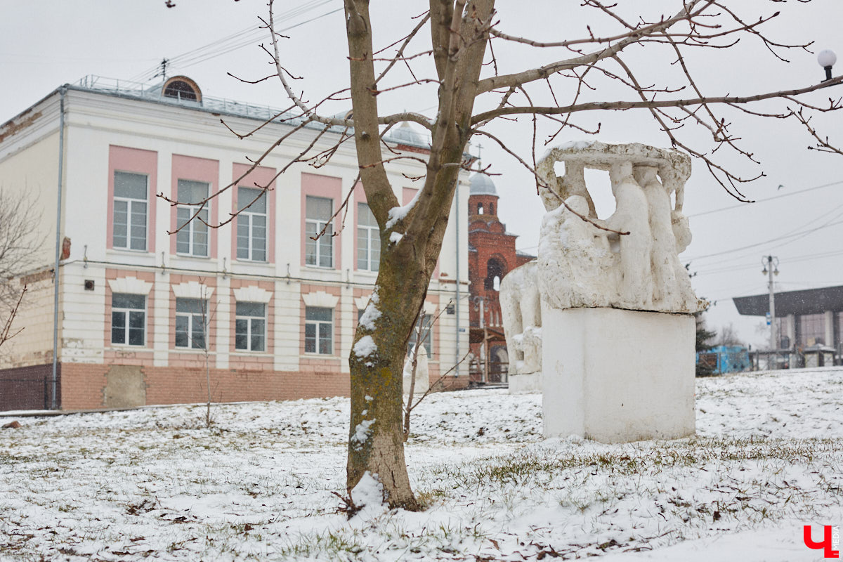Белокаменные скульптуры под внезапным мартовским снегом обретают особое очарование. Уверены, многие жители древней столицы не раз задумывались о значении необычных статуй недалеко от Золотых ворот. Что же это за символы? Мы попытались разобраться.