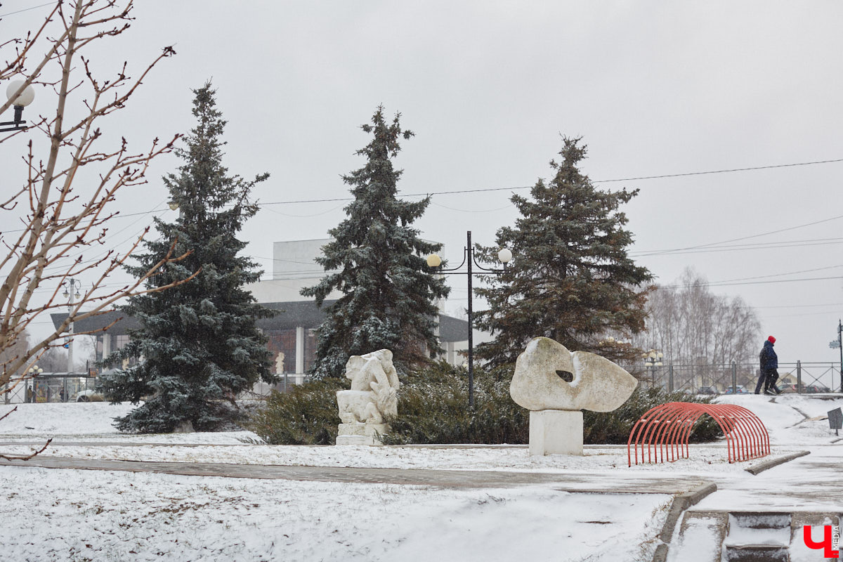 Белокаменные скульптуры под внезапным мартовским снегом обретают особое очарование. Уверены, многие жители древней столицы не раз задумывались о значении необычных статуй недалеко от Золотых ворот. Что же это за символы? Мы попытались разобраться.