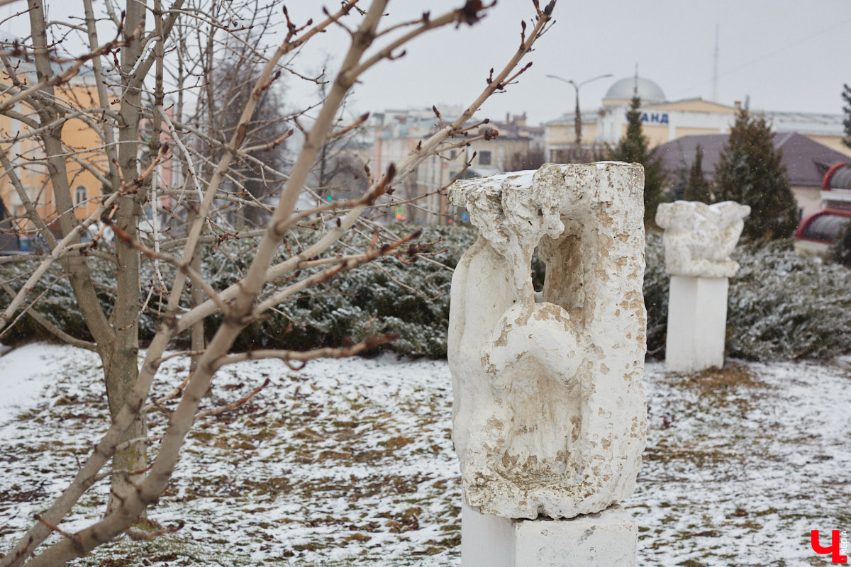 Белокаменные скульптуры под внезапным мартовским снегом обретают особое очарование. Уверены, многие жители древней столицы не раз задумывались о значении необычных статуй недалеко от Золотых ворот. Что же это за символы? Мы попытались разобраться.