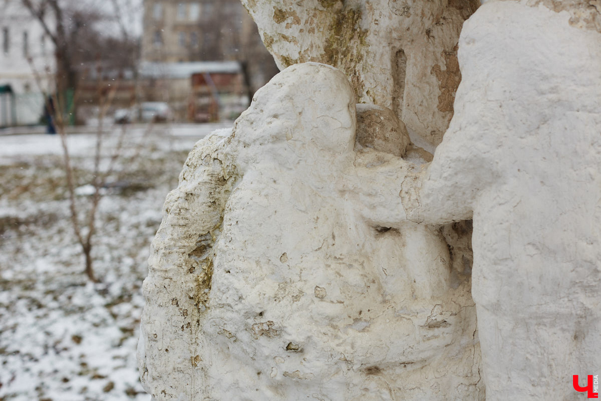 Белокаменные скульптуры под внезапным мартовским снегом обретают особое очарование. Уверены, многие жители древней столицы не раз задумывались о значении необычных статуй недалеко от Золотых ворот. Что же это за символы? Мы попытались разобраться.