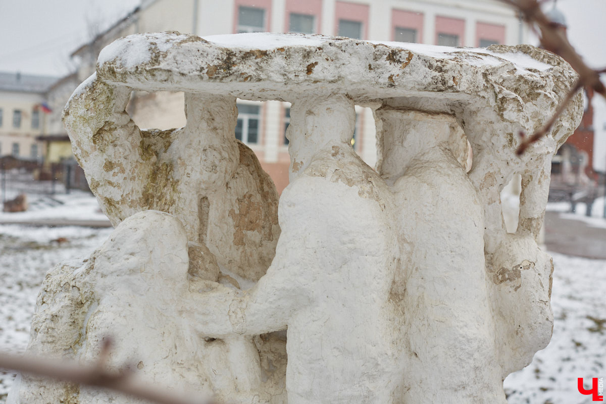 Белокаменные скульптуры под внезапным мартовским снегом обретают особое очарование. Уверены, многие жители древней столицы не раз задумывались о значении необычных статуй недалеко от Золотых ворот. Что же это за символы? Мы попытались разобраться.