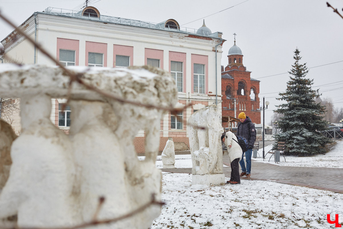 Белокаменные скульптуры под внезапным мартовским снегом обретают особое очарование. Уверены, многие жители древней столицы не раз задумывались о значении необычных статуй недалеко от Золотых ворот. Что же это за символы? Мы попытались разобраться.