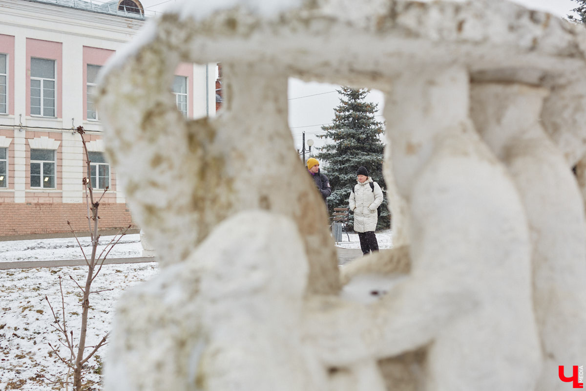 Белокаменные скульптуры под внезапным мартовским снегом обретают особое очарование. Уверены, многие жители древней столицы не раз задумывались о значении необычных статуй недалеко от Золотых ворот. Что же это за символы? Мы попытались разобраться.