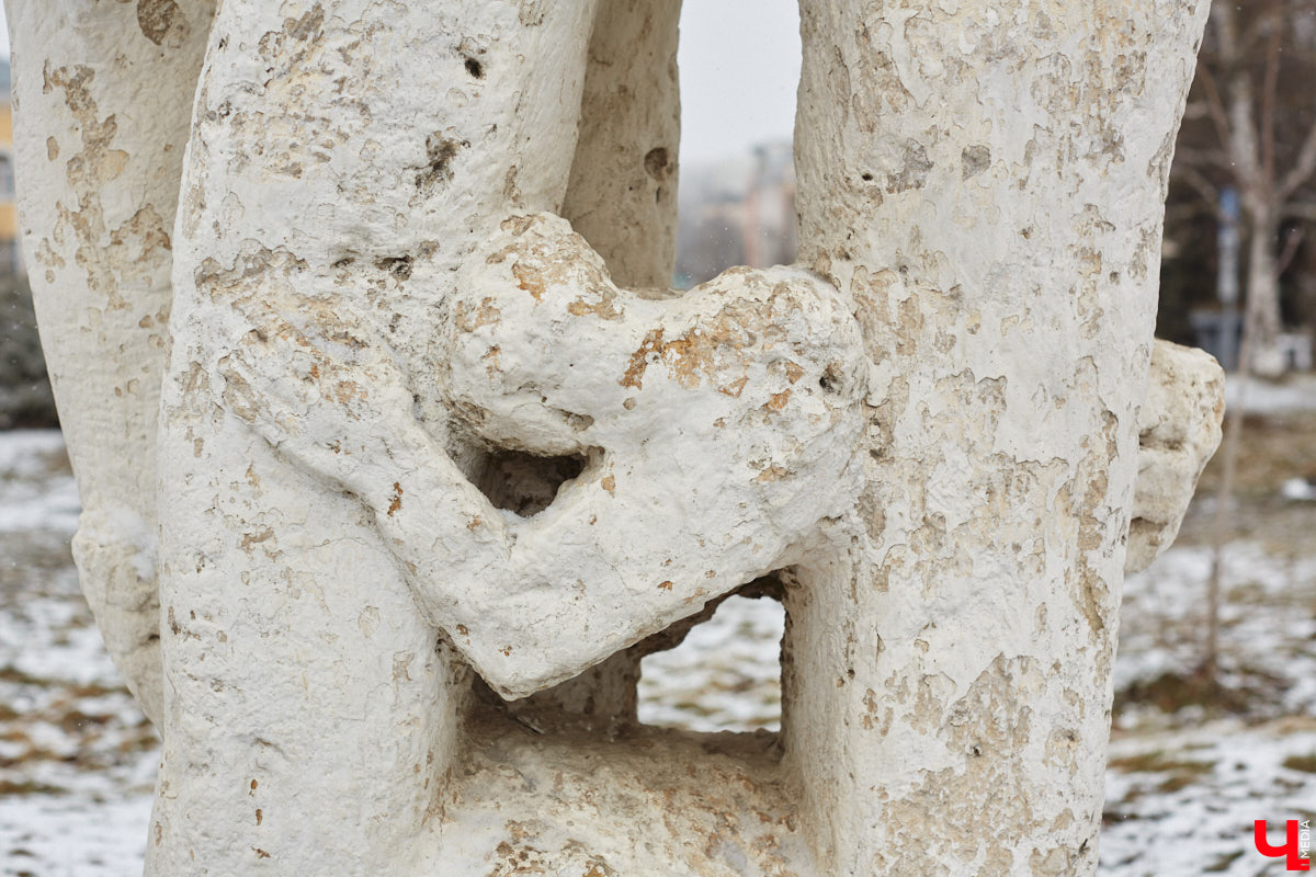 Белокаменные скульптуры под внезапным мартовским снегом обретают особое очарование. Уверены, многие жители древней столицы не раз задумывались о значении необычных статуй недалеко от Золотых ворот. Что же это за символы? Мы попытались разобраться.