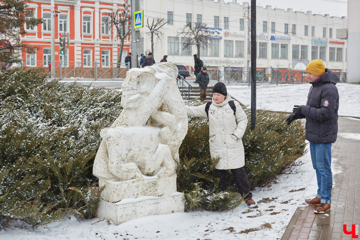 Белокаменные скульптуры под внезапным мартовским снегом обретают особое очарование. Уверены, многие жители древней столицы не раз задумывались о значении необычных статуй недалеко от Золотых ворот. Что же это за символы? Мы попытались разобраться.
