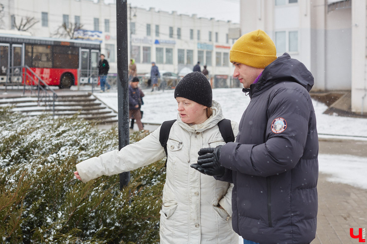 Белокаменные скульптуры под внезапным мартовским снегом обретают особое очарование. Уверены, многие жители древней столицы не раз задумывались о значении необычных статуй недалеко от Золотых ворот. Что же это за символы? Мы попытались разобраться.