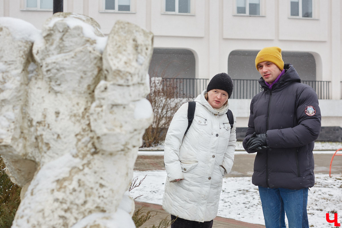 Белокаменные скульптуры под внезапным мартовским снегом обретают особое очарование. Уверены, многие жители древней столицы не раз задумывались о значении необычных статуй недалеко от Золотых ворот. Что же это за символы? Мы попытались разобраться.