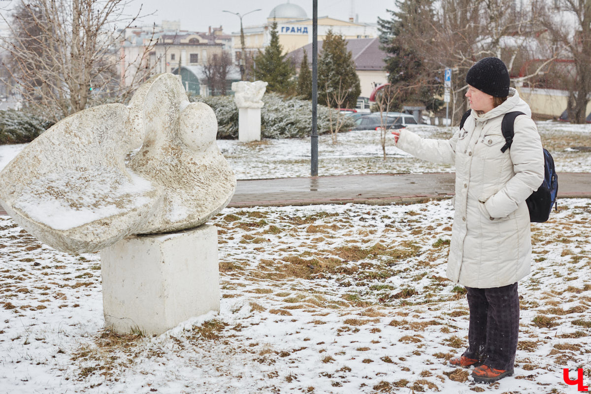 Белокаменные скульптуры под внезапным мартовским снегом обретают особое очарование. Уверены, многие жители древней столицы не раз задумывались о значении необычных статуй недалеко от Золотых ворот. Что же это за символы? Мы попытались разобраться.