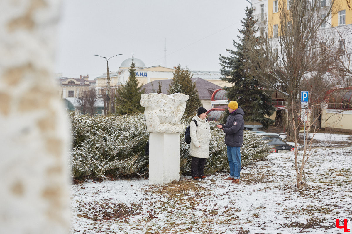 Белокаменные скульптуры под внезапным мартовским снегом обретают особое очарование. Уверены, многие жители древней столицы не раз задумывались о значении необычных статуй недалеко от Золотых ворот. Что же это за символы? Мы попытались разобраться.