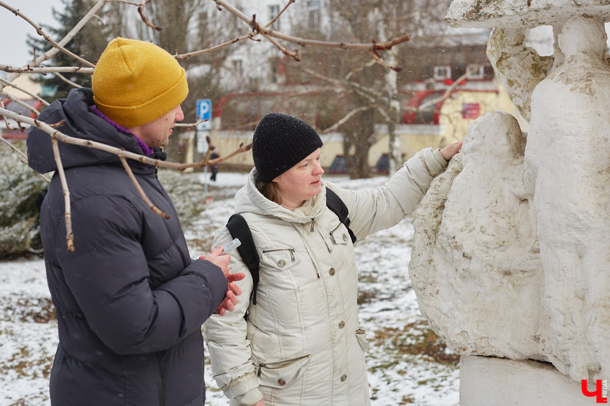 Белокаменные скульптуры под внезапным мартовским снегом обретают особое очарование. Уверены, многие жители древней столицы не раз задумывались о значении необычных статуй недалеко от Золотых ворот. Что же это за символы? Мы попытались разобраться.