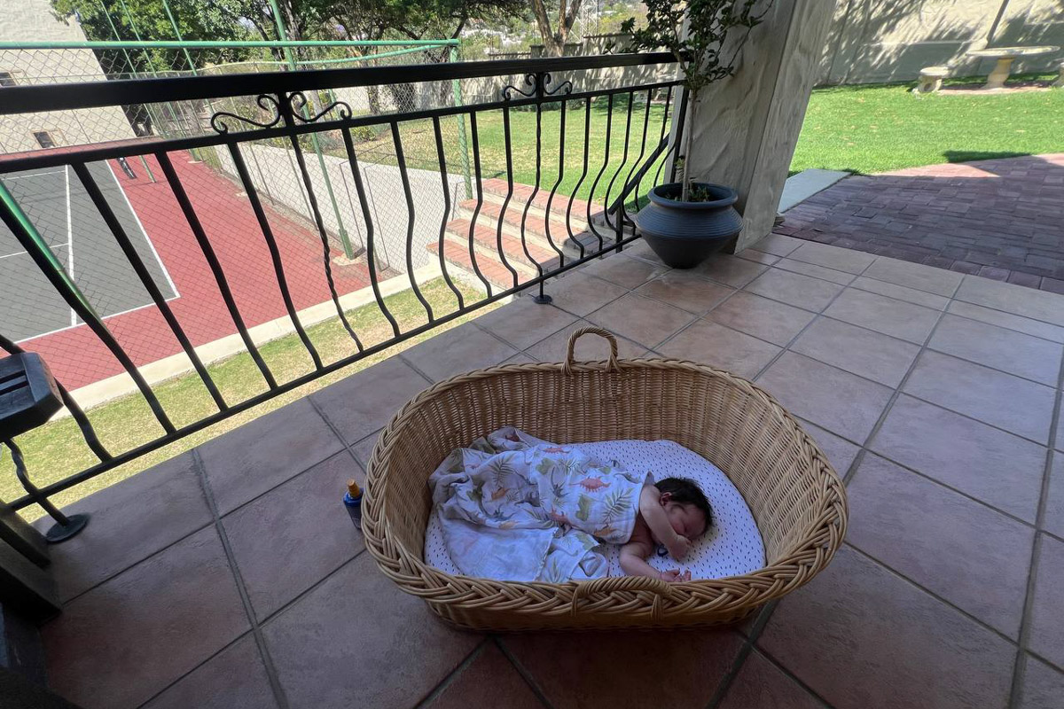 Вы знаете, сколько стоит ведение беременности и роды в Южно-Африканской Республике, если нет медицинской страховки? Отвечаем: примерно 400 тысяч рублей. Такую сумму пришлось потратить жительнице Владимира Юлии Назаровой, которая вслед за мужем переехала в ЮАР и стала там мамой во второй раз.