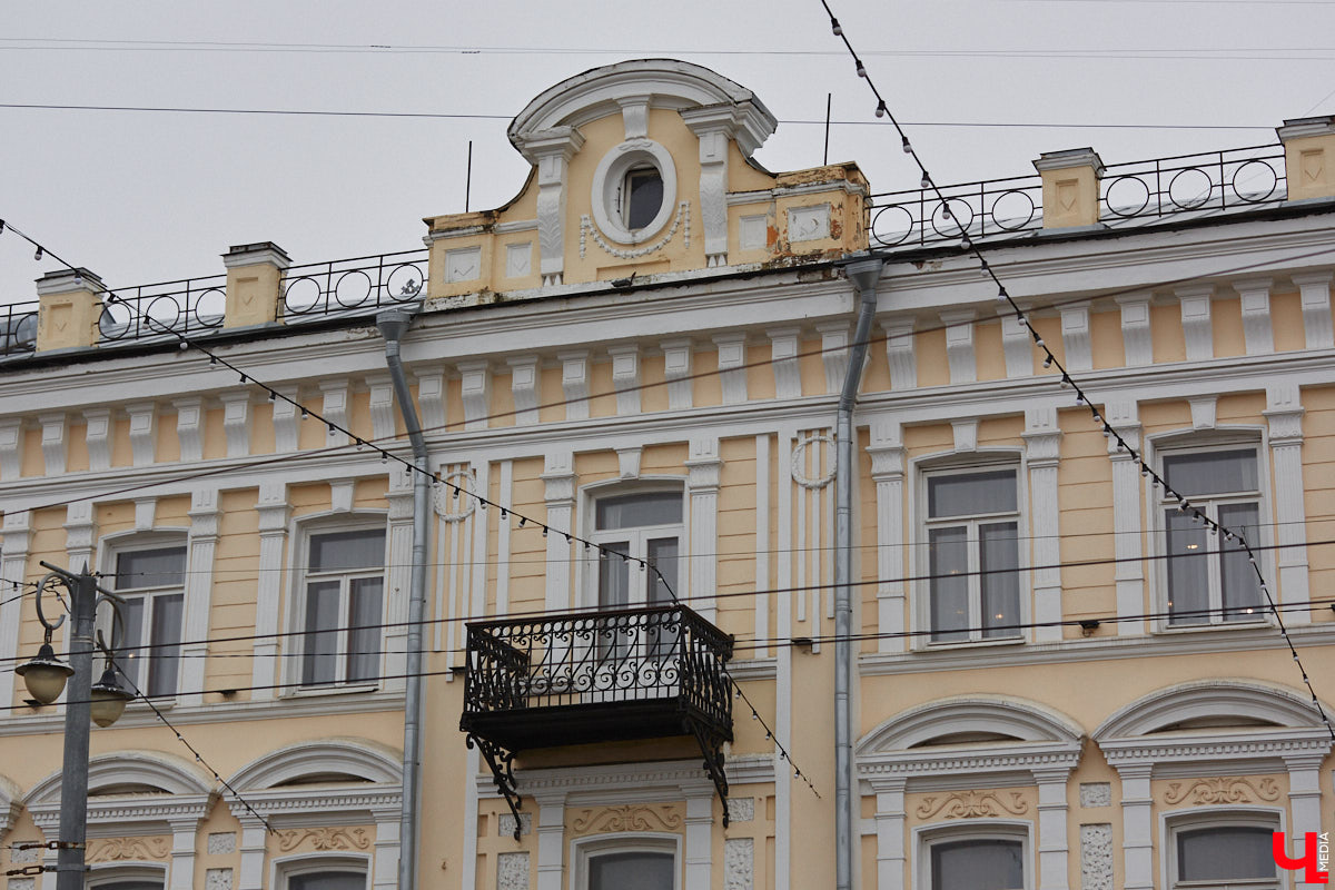 Балкон не только площадь для хранения старого холодильника или лыж. Эта архитектурная деталь способна задать тон всему внешнему облику здания. Во Владимире подобные случаи не редкость. На очередной прогулке по городу «Ключ-Медиа» собрал такие площадки, от которых взгляд не оторвать!