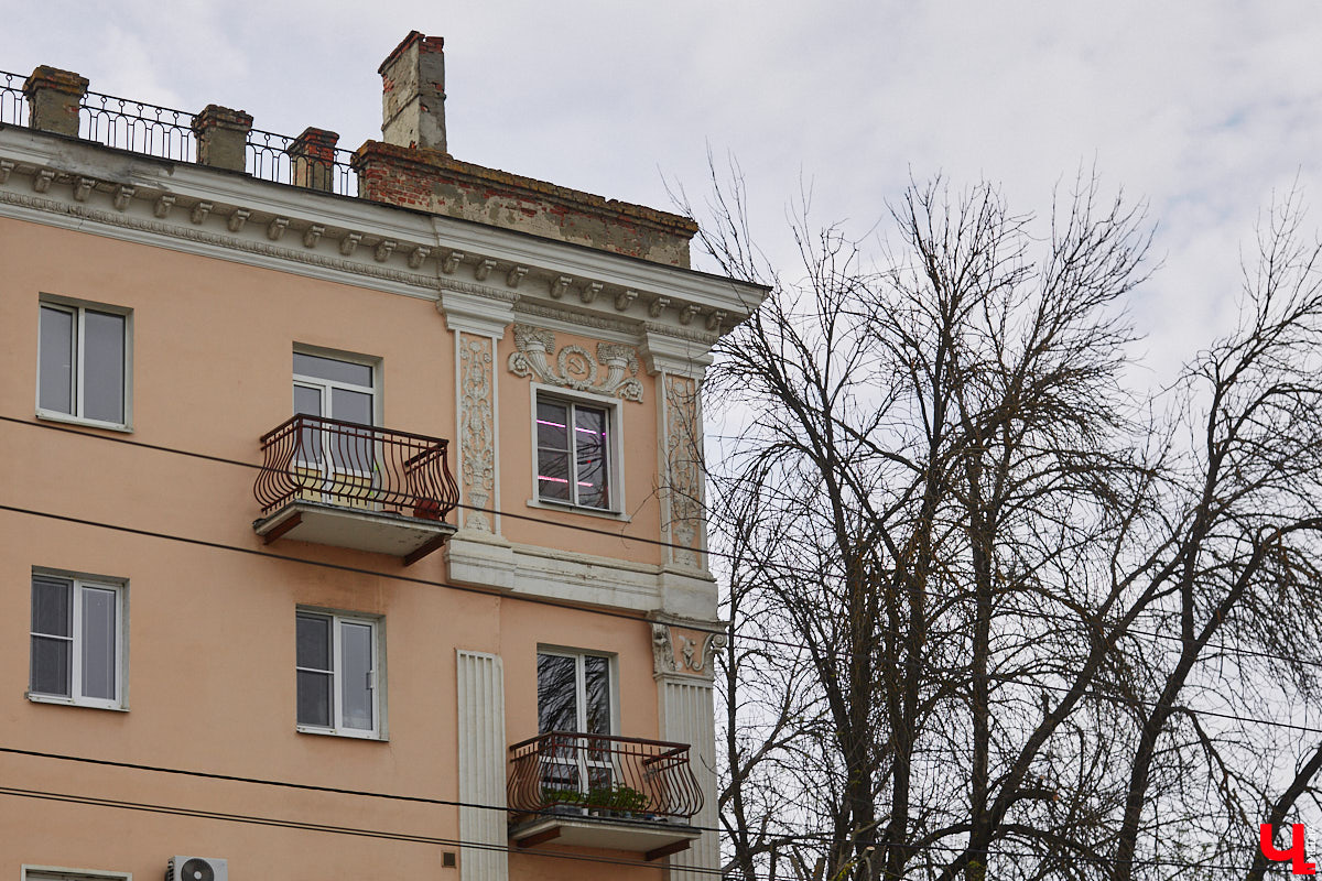 Балкон не только площадь для хранения старого холодильника или лыж. Эта архитектурная деталь способна задать тон всему внешнему облику здания. Во Владимире подобные случаи не редкость. На очередной прогулке по городу «Ключ-Медиа» собрал такие площадки, от которых взгляд не оторвать!