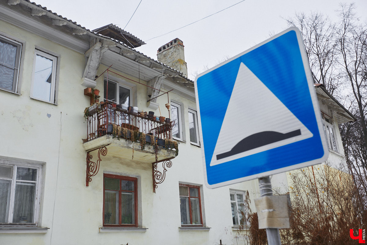 Балкон не только площадь для хранения старого холодильника или лыж. Эта архитектурная деталь способна задать тон всему внешнему облику здания. Во Владимире подобные случаи не редкость. На очередной прогулке по городу «Ключ-Медиа» собрал такие площадки, от которых взгляд не оторвать!