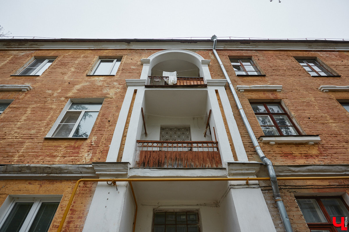 Балкон не только площадь для хранения старого холодильника или лыж. Эта архитектурная деталь способна задать тон всему внешнему облику здания. Во Владимире подобные случаи не редкость. На очередной прогулке по городу «Ключ-Медиа» собрал такие площадки, от которых взгляд не оторвать!