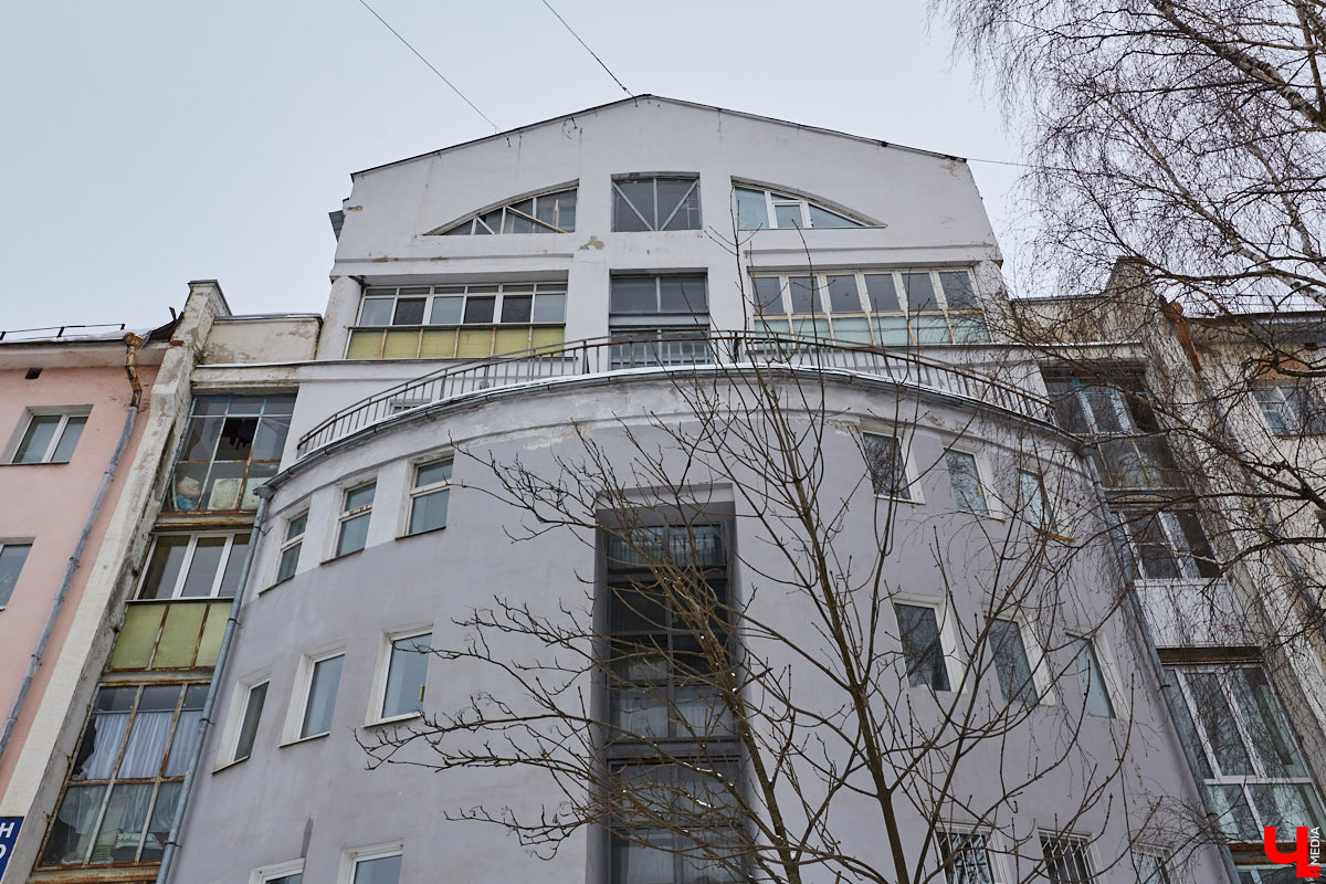 Балкон не только площадь для хранения старого холодильника или лыж. Эта архитектурная деталь способна задать тон всему внешнему облику здания. Во Владимире подобные случаи не редкость. На очередной прогулке по городу «Ключ-Медиа» собрал такие площадки, от которых взгляд не оторвать!