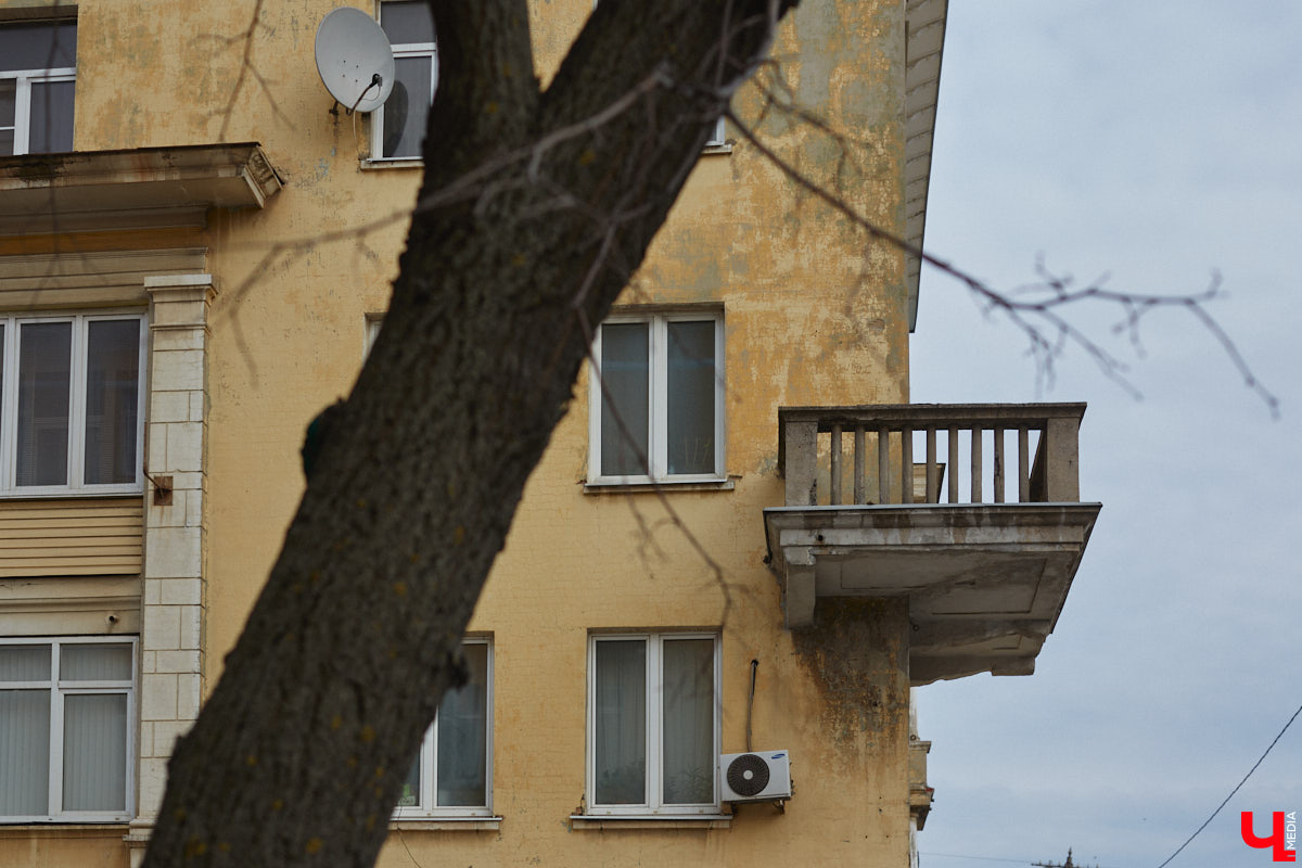 Балкон не только площадь для хранения старого холодильника или лыж. Эта архитектурная деталь способна задать тон всему внешнему облику здания. Во Владимире подобные случаи не редкость. На очередной прогулке по городу «Ключ-Медиа» собрал такие площадки, от которых взгляд не оторвать!