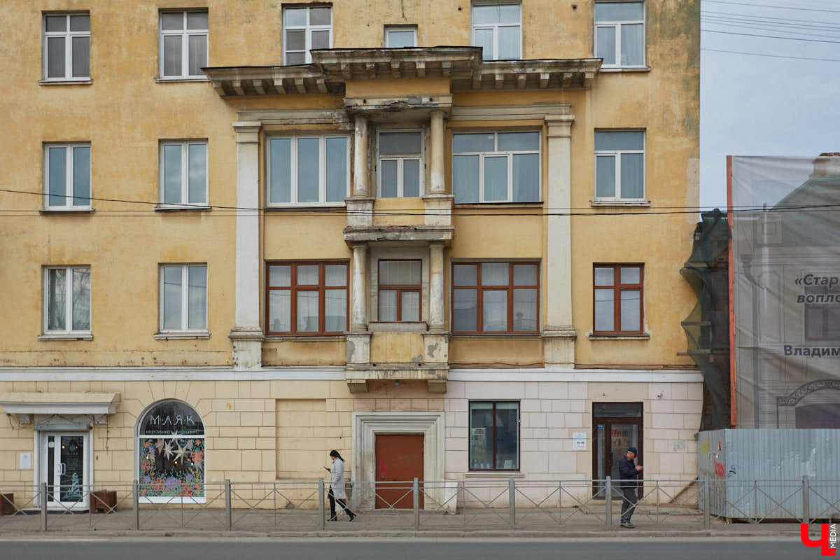 Балкон не только площадь для хранения старого холодильника или лыж. Эта архитектурная деталь способна задать тон всему внешнему облику здания. Во Владимире подобные случаи не редкость. На очередной прогулке по городу «Ключ-Медиа» собрал такие площадки, от которых взгляд не оторвать!