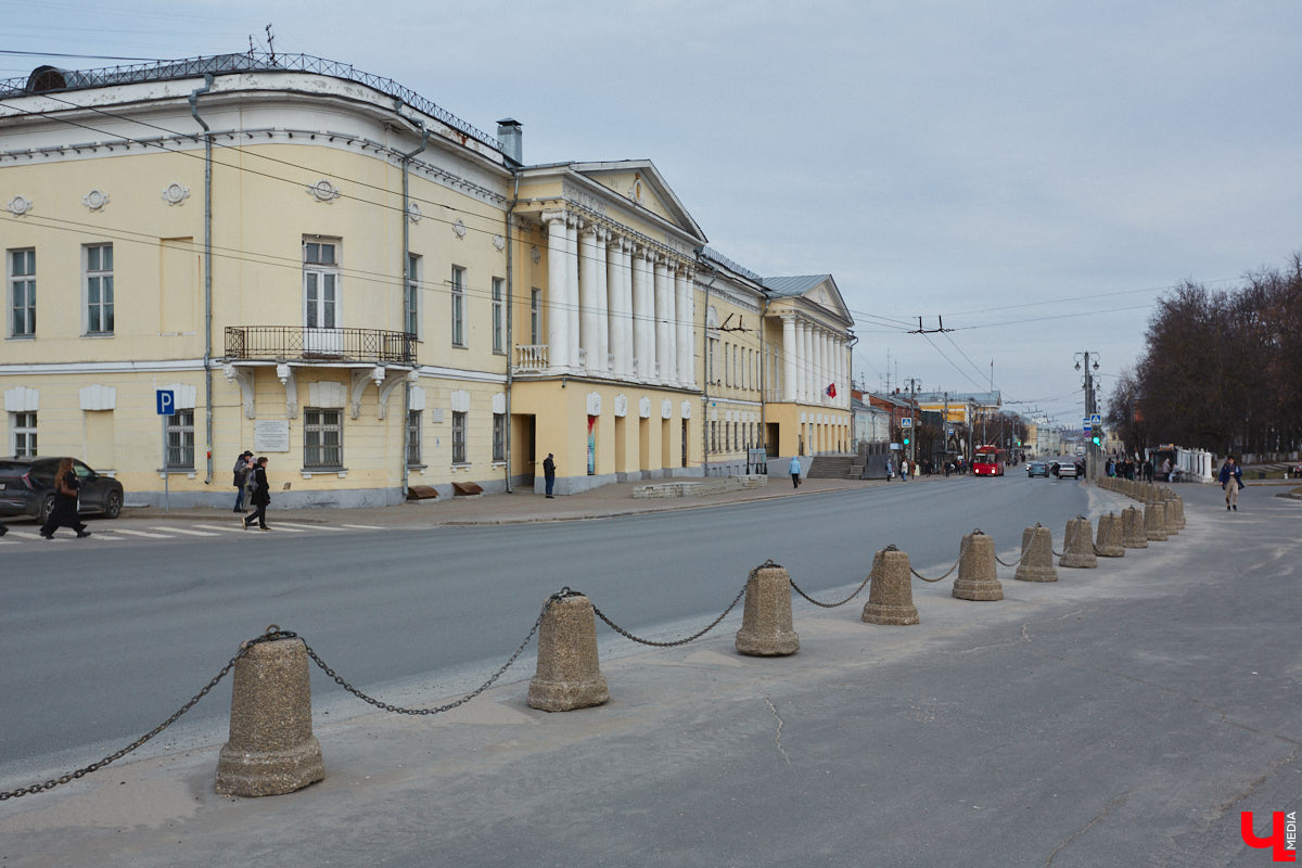 Балкон не только площадь для хранения старого холодильника или лыж. Эта архитектурная деталь способна задать тон всему внешнему облику здания. Во Владимире подобные случаи не редкость. На очередной прогулке по городу «Ключ-Медиа» собрал такие площадки, от которых взгляд не оторвать!