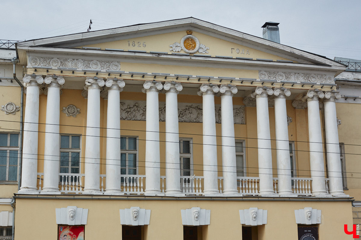 Балкон не только площадь для хранения старого холодильника или лыж. Эта архитектурная деталь способна задать тон всему внешнему облику здания. Во Владимире подобные случаи не редкость. На очередной прогулке по городу «Ключ-Медиа» собрал такие площадки, от которых взгляд не оторвать!