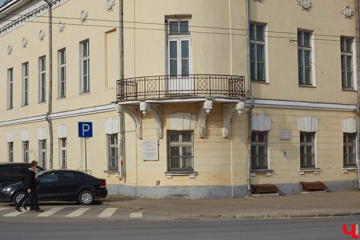 Балкон не только площадь для хранения старого холодильника или лыж. Эта архитектурная деталь способна задать тон всему внешнему облику здания. Во Владимире подобные случаи не редкость. На очередной прогулке по городу «Ключ-Медиа» собрал такие площадки, от которых взгляд не оторвать!