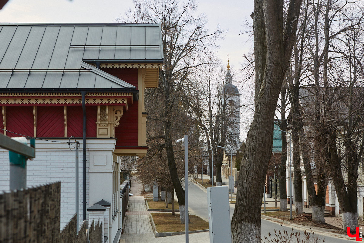 Балкон не только площадь для хранения старого холодильника или лыж. Эта архитектурная деталь способна задать тон всему внешнему облику здания. Во Владимире подобные случаи не редкость. На очередной прогулке по городу «Ключ-Медиа» собрал такие площадки, от которых взгляд не оторвать!