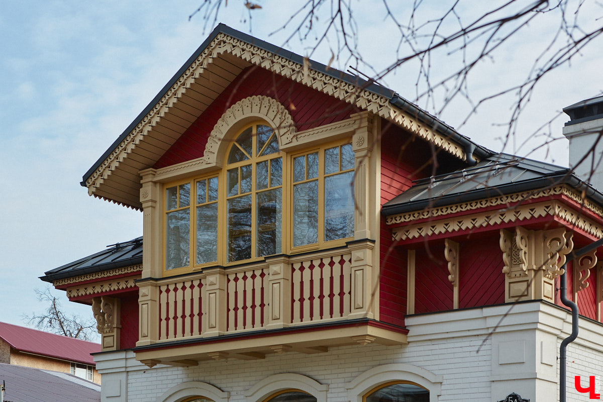 Балкон не только площадь для хранения старого холодильника или лыж. Эта архитектурная деталь способна задать тон всему внешнему облику здания. Во Владимире подобные случаи не редкость. На очередной прогулке по городу «Ключ-Медиа» собрал такие площадки, от которых взгляд не оторвать!