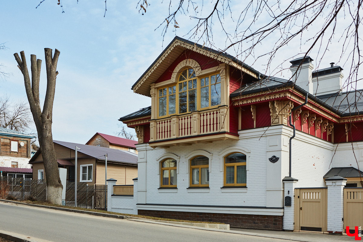 Балкон не только площадь для хранения старого холодильника или лыж. Эта архитектурная деталь способна задать тон всему внешнему облику здания. Во Владимире подобные случаи не редкость. На очередной прогулке по городу «Ключ-Медиа» собрал такие площадки, от которых взгляд не оторвать!