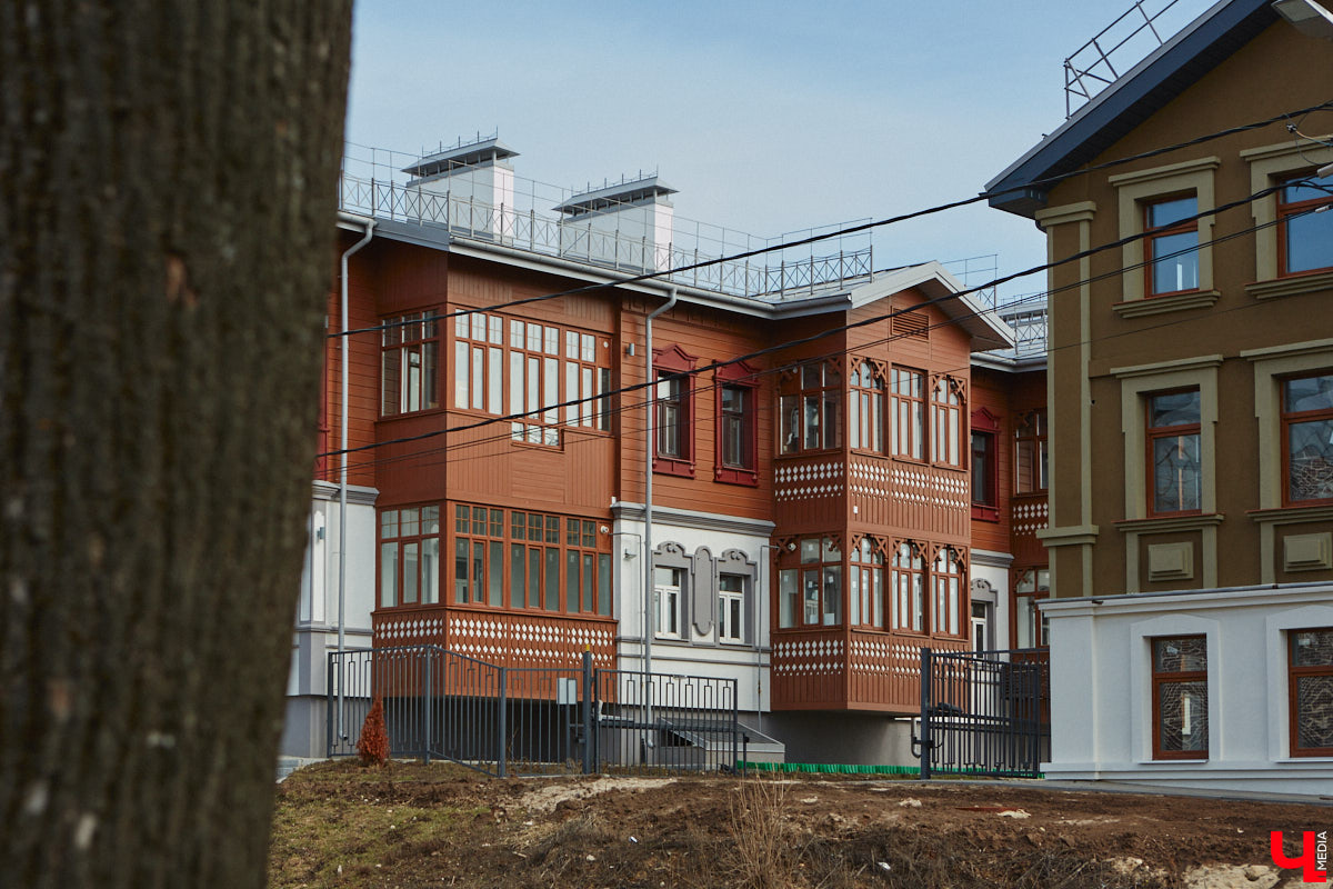 Балкон не только площадь для хранения старого холодильника или лыж. Эта архитектурная деталь способна задать тон всему внешнему облику здания. Во Владимире подобные случаи не редкость. На очередной прогулке по городу «Ключ-Медиа» собрал такие площадки, от которых взгляд не оторвать!