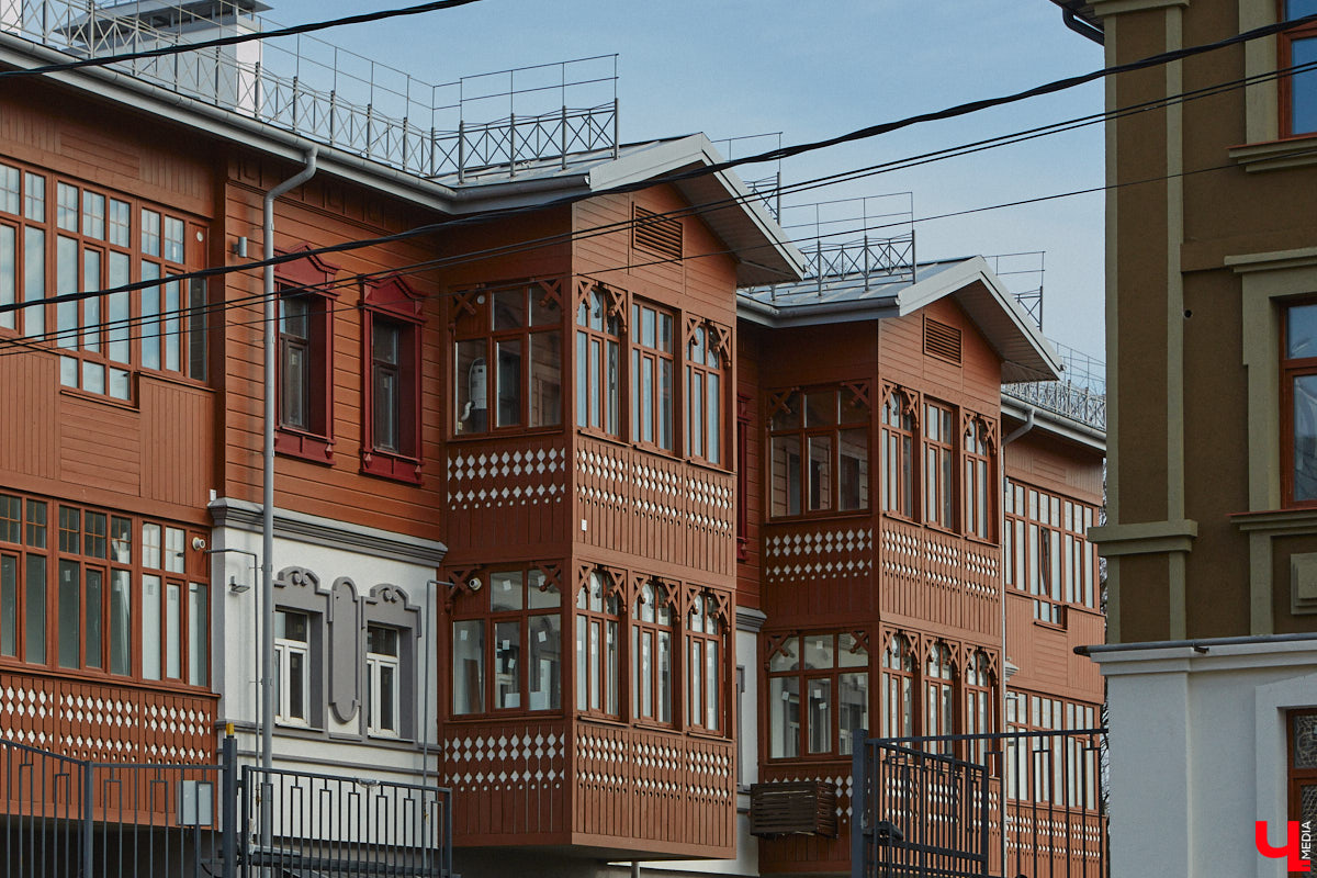 Балкон не только площадь для хранения старого холодильника или лыж. Эта архитектурная деталь способна задать тон всему внешнему облику здания. Во Владимире подобные случаи не редкость. На очередной прогулке по городу «Ключ-Медиа» собрал такие площадки, от которых взгляд не оторвать!