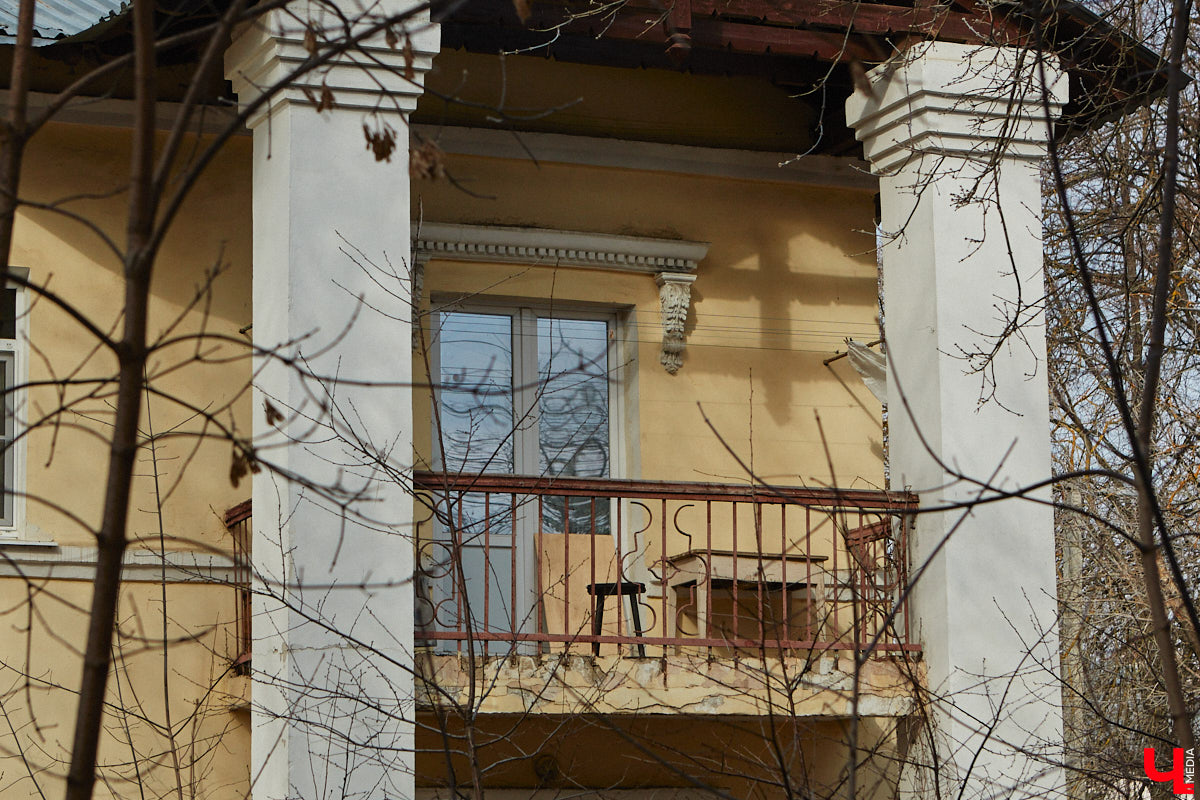 Балкон не только площадь для хранения старого холодильника или лыж. Эта архитектурная деталь способна задать тон всему внешнему облику здания. Во Владимире подобные случаи не редкость. На очередной прогулке по городу «Ключ-Медиа» собрал такие площадки, от которых взгляд не оторвать!