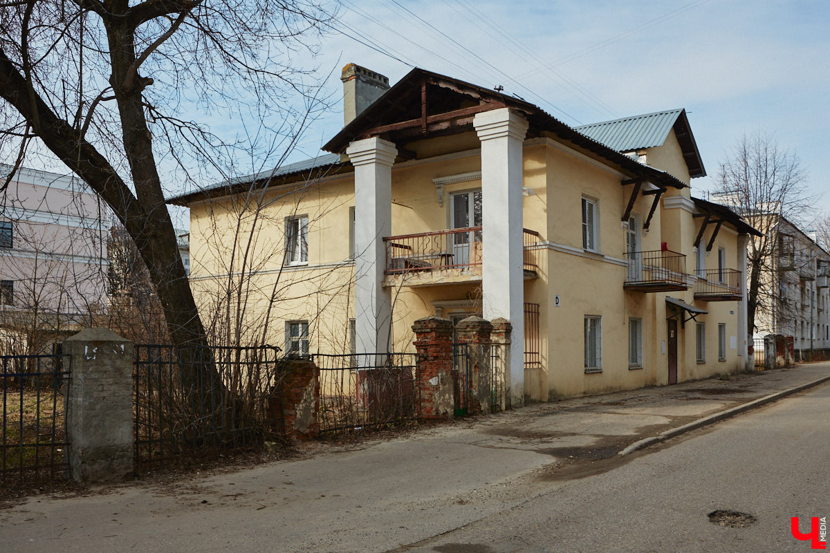 Балкон не только площадь для хранения старого холодильника или лыж. Эта архитектурная деталь способна задать тон всему внешнему облику здания. Во Владимире подобные случаи не редкость. На очередной прогулке по городу «Ключ-Медиа» собрал такие площадки, от которых взгляд не оторвать!