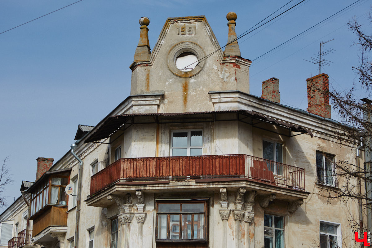 Балкон не только площадь для хранения старого холодильника или лыж. Эта архитектурная деталь способна задать тон всему внешнему облику здания. Во Владимире подобные случаи не редкость. На очередной прогулке по городу «Ключ-Медиа» собрал такие площадки, от которых взгляд не оторвать!