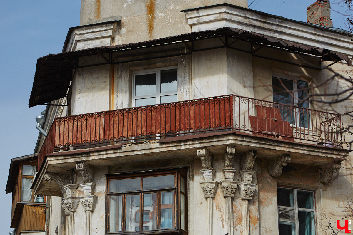 Балкон не только площадь для хранения старого холодильника или лыж. Эта архитектурная деталь способна задать тон всему внешнему облику здания. Во Владимире подобные случаи не редкость. На очередной прогулке по городу «Ключ-Медиа» собрал такие площадки, от которых взгляд не оторвать!