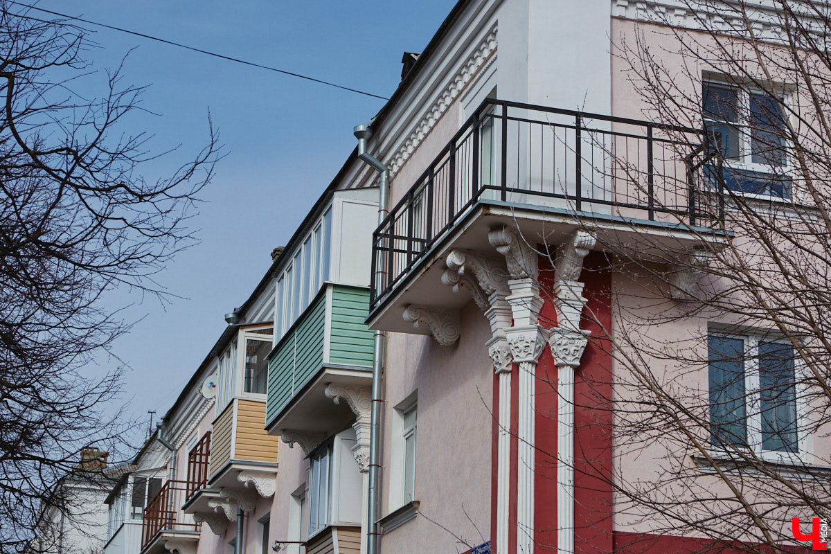Балкон не только площадь для хранения старого холодильника или лыж. Эта архитектурная деталь способна задать тон всему внешнему облику здания. Во Владимире подобные случаи не редкость. На очередной прогулке по городу «Ключ-Медиа» собрал такие площадки, от которых взгляд не оторвать!