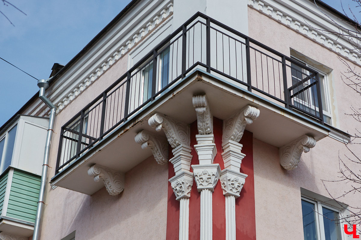 Балкон не только площадь для хранения старого холодильника или лыж. Эта архитектурная деталь способна задать тон всему внешнему облику здания. Во Владимире подобные случаи не редкость. На очередной прогулке по городу «Ключ-Медиа» собрал такие площадки, от которых взгляд не оторвать!