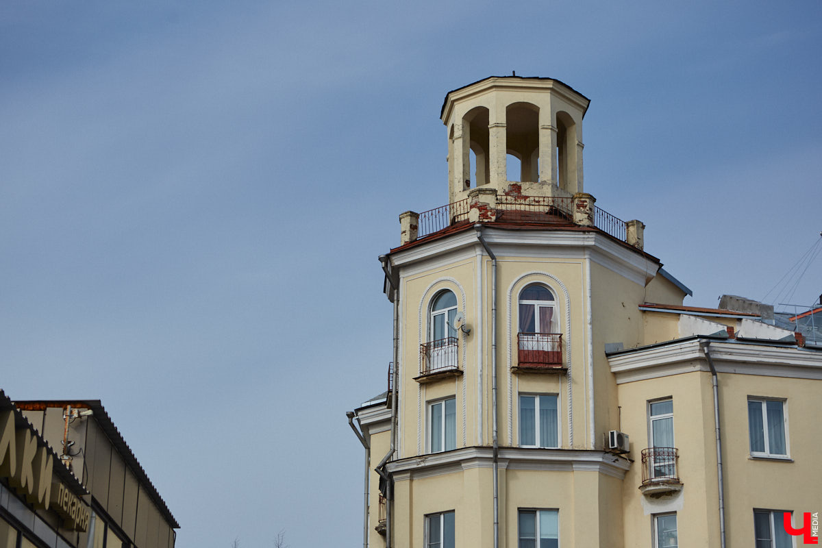 Балкон не только площадь для хранения старого холодильника или лыж. Эта архитектурная деталь способна задать тон всему внешнему облику здания. Во Владимире подобные случаи не редкость. На очередной прогулке по городу «Ключ-Медиа» собрал такие площадки, от которых взгляд не оторвать!