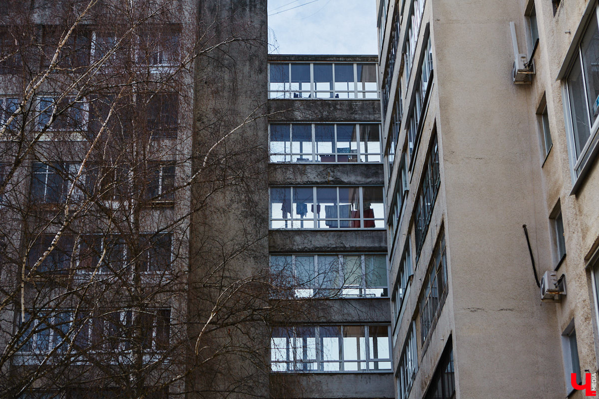 Балкон не только площадь для хранения старого холодильника или лыж. Эта архитектурная деталь способна задать тон всему внешнему облику здания. Во Владимире подобные случаи не редкость. На очередной прогулке по городу «Ключ-Медиа» собрал такие площадки, от которых взгляд не оторвать!