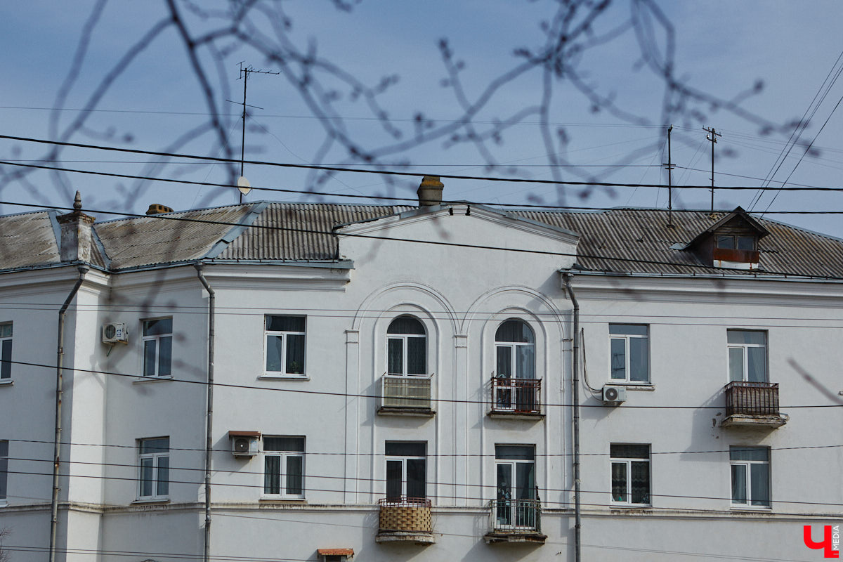 Балкон не только площадь для хранения старого холодильника или лыж. Эта архитектурная деталь способна задать тон всему внешнему облику здания. Во Владимире подобные случаи не редкость. На очередной прогулке по городу «Ключ-Медиа» собрал такие площадки, от которых взгляд не оторвать!