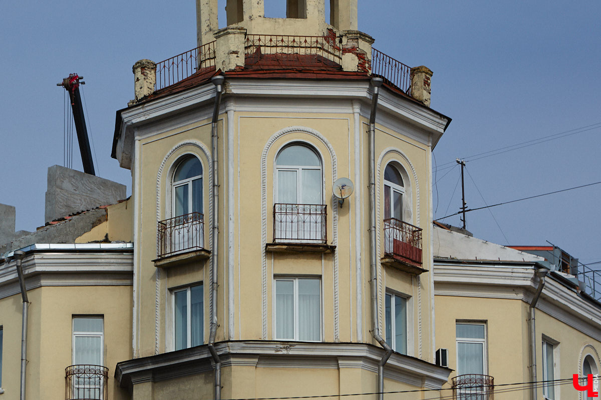 Балкон не только площадь для хранения старого холодильника или лыж. Эта архитектурная деталь способна задать тон всему внешнему облику здания. Во Владимире подобные случаи не редкость. На очередной прогулке по городу «Ключ-Медиа» собрал такие площадки, от которых взгляд не оторвать!